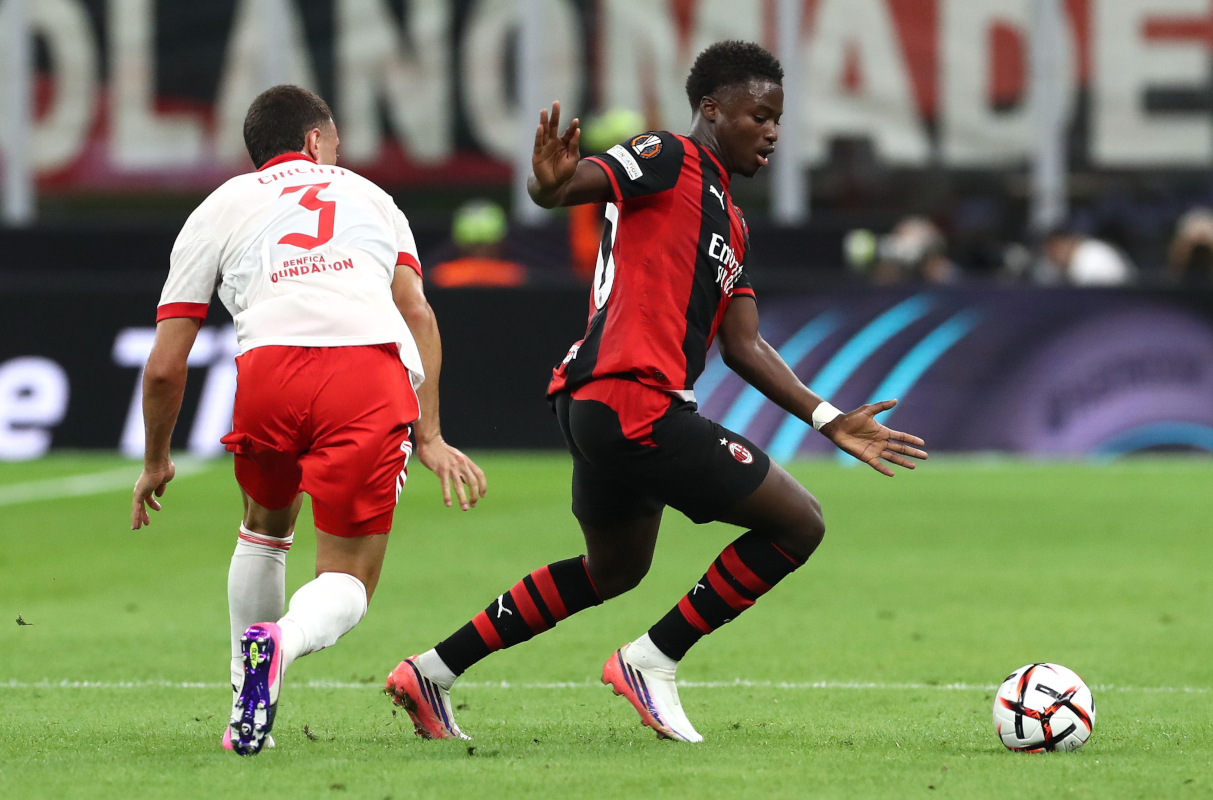 ITÁLIA - 16 DE SETEMBRO: Alphadjo Cisse, do AC Milan, compete pela bola com Alessandro Sargati, do SL Benfica, durante a partida MD1 da UEFA Europa League 2026/27 League Stage entre AC Milan e SL Benfica no Stadio San Siro (Foto / Lucoty em 16 de setembro).