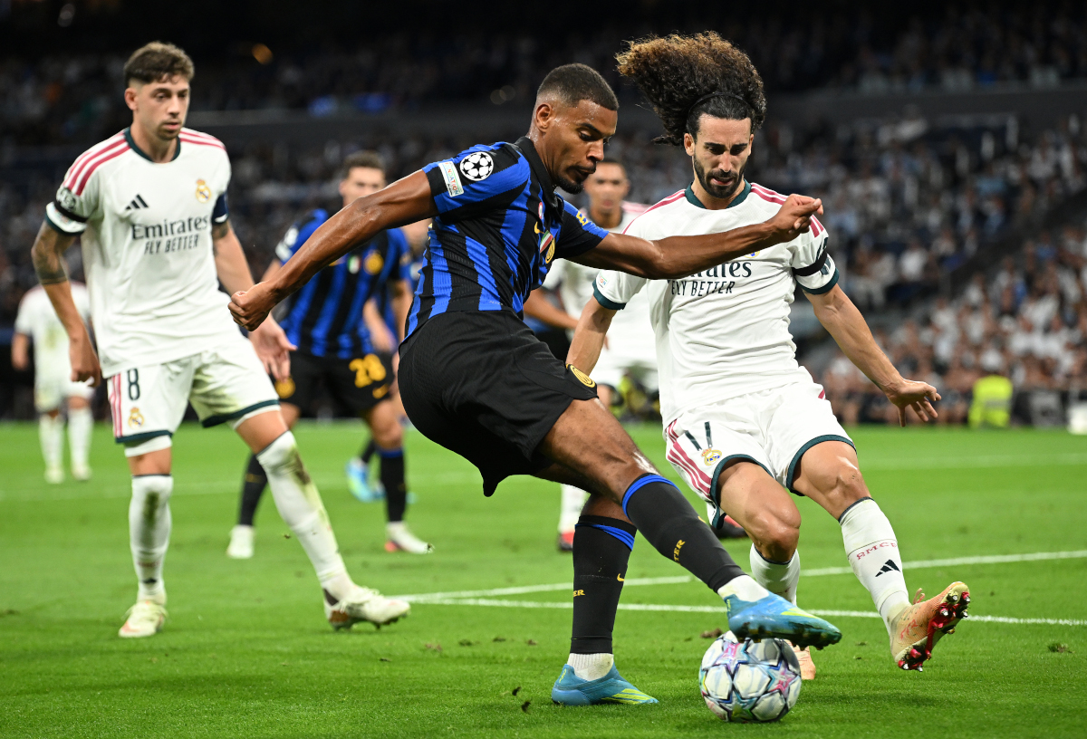 MADRID, ESPANHA - 08 DE SETEMBRO: Andy Diouf da Internazionale é desafiado por Mark Gugurella do Real Madrid durante a partida MD1 da UEFA Champions League 2026/27 League Stage entre Real Madrid CF e FC Internazionale Milano. Madri, Espanha. (Foto de Denise Doyle/Getty Images)
