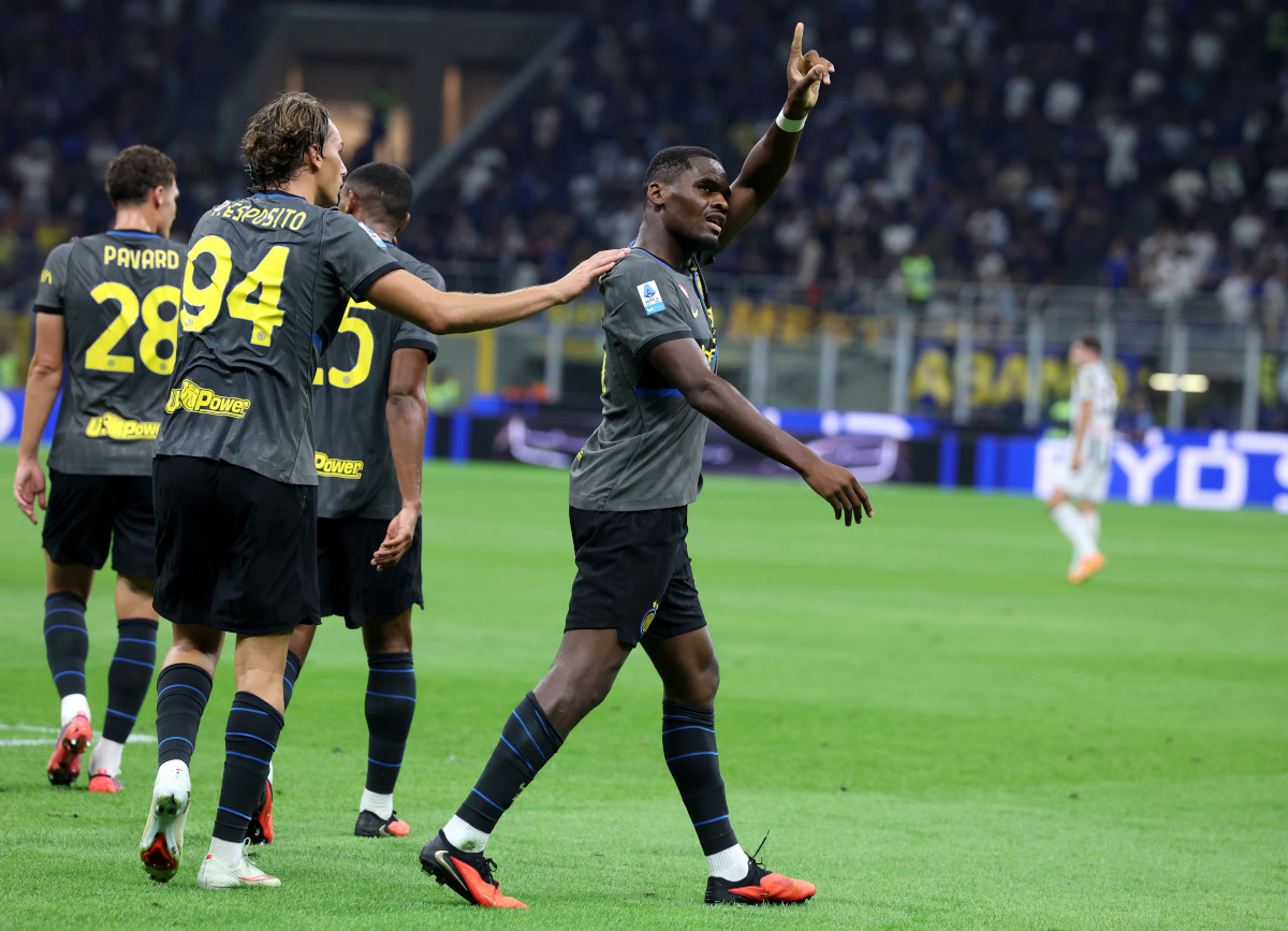 MILÃO, ITÁLIA - 14 DE SETEMBRO: Ange-Yoan Bonny do FC Internazionale Milan comemora marcar o quinto gol de seu time durante a partida da Série A entre FC Internazionale e Udinese Calcio no Estádio Giuseppe Meazza em 14 de setembro de 2026 em Milão, Itália. (Foto de Cláudio Villa/Getty Images)