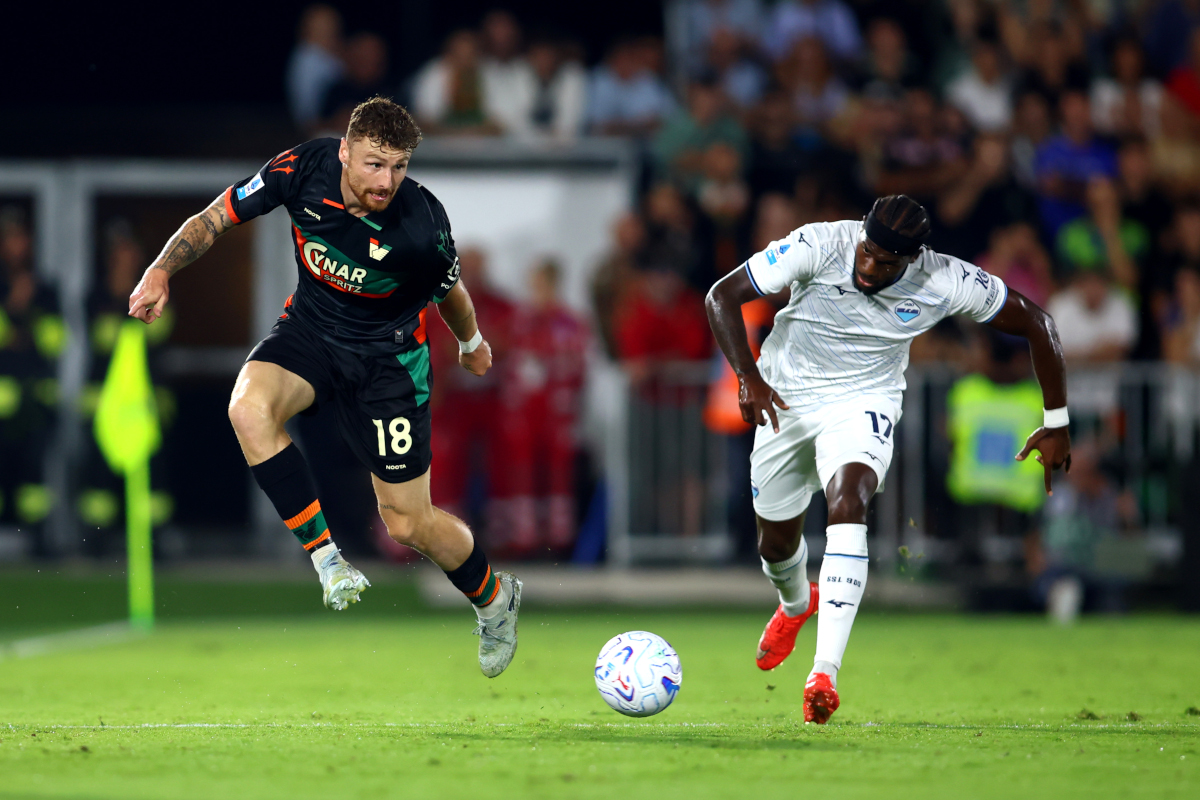 VENEZA, ITÁLIA - 19 DE SETEMBRO: Antoine Hainaut do Venezia FC disputa a bola com Nunotavares da SS Lazio durante a partida da Série A entre Venezia FC e SS Lazio no Stadio Pier Luigi Benzo em 19 de setembro de 2026 em Veneza, Itália. (Foto de Maurício Lagana/Getty Images)