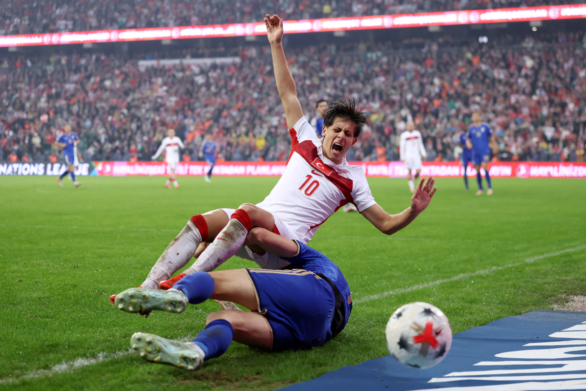 BURSA, TURQUIA - 28 DE SETEMBRO: Alessandro Bastoni da Itália do Arta Guler da Turquia durante a partida do grupo da Liga das Nações da UEFA 2026/27 entre Turquia e Itália. (Foto de Ahmed Mora/Getty Images)