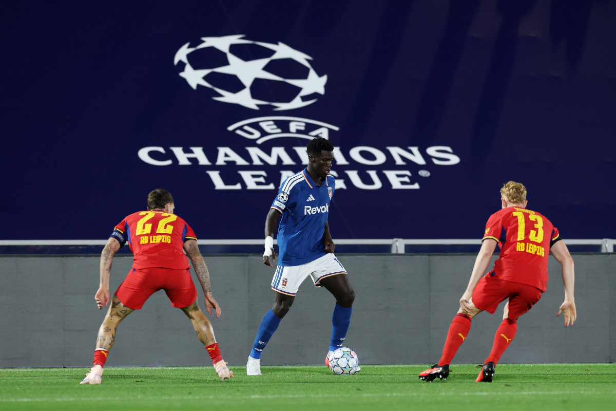 COMO, ITÁLIA - 10 DE SETEMBRO: Como 1907 e Nicolas Seewald de Como do RB Leipzig sob pressão durante a partida MD1 da UEFA Champions League 2026/27 League Stage entre Como 1907 e RB Leipzig, RB Leipzig, em 1 de setembro de 2017 em Como, Itália. Asen Diao marcou 1.907 corridas. 2026 em Como, Itália. (Foto de Cláudio Villa/Getty Images)