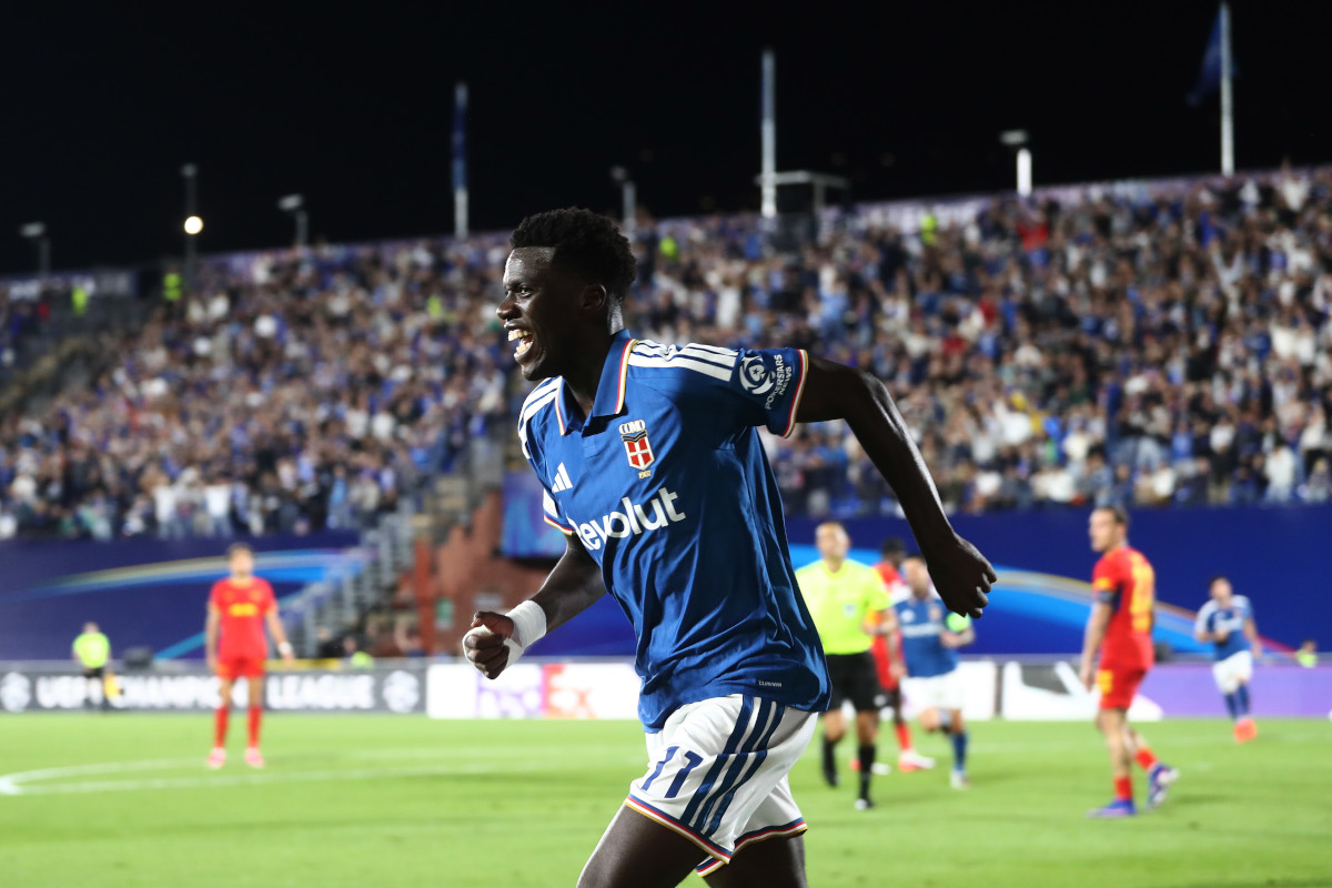 COMO, ITÁLIA - 10 DE SETEMBRO: Assene Diao de Como 1907 comemora marcar o terceiro gol de sua equipe durante a partida da Fase MT1 da Liga dos Campeões da UEFA 2026/27 entre Como 1907 e RB Leipzig. (Foto de Marco Luzani/Getty Images)