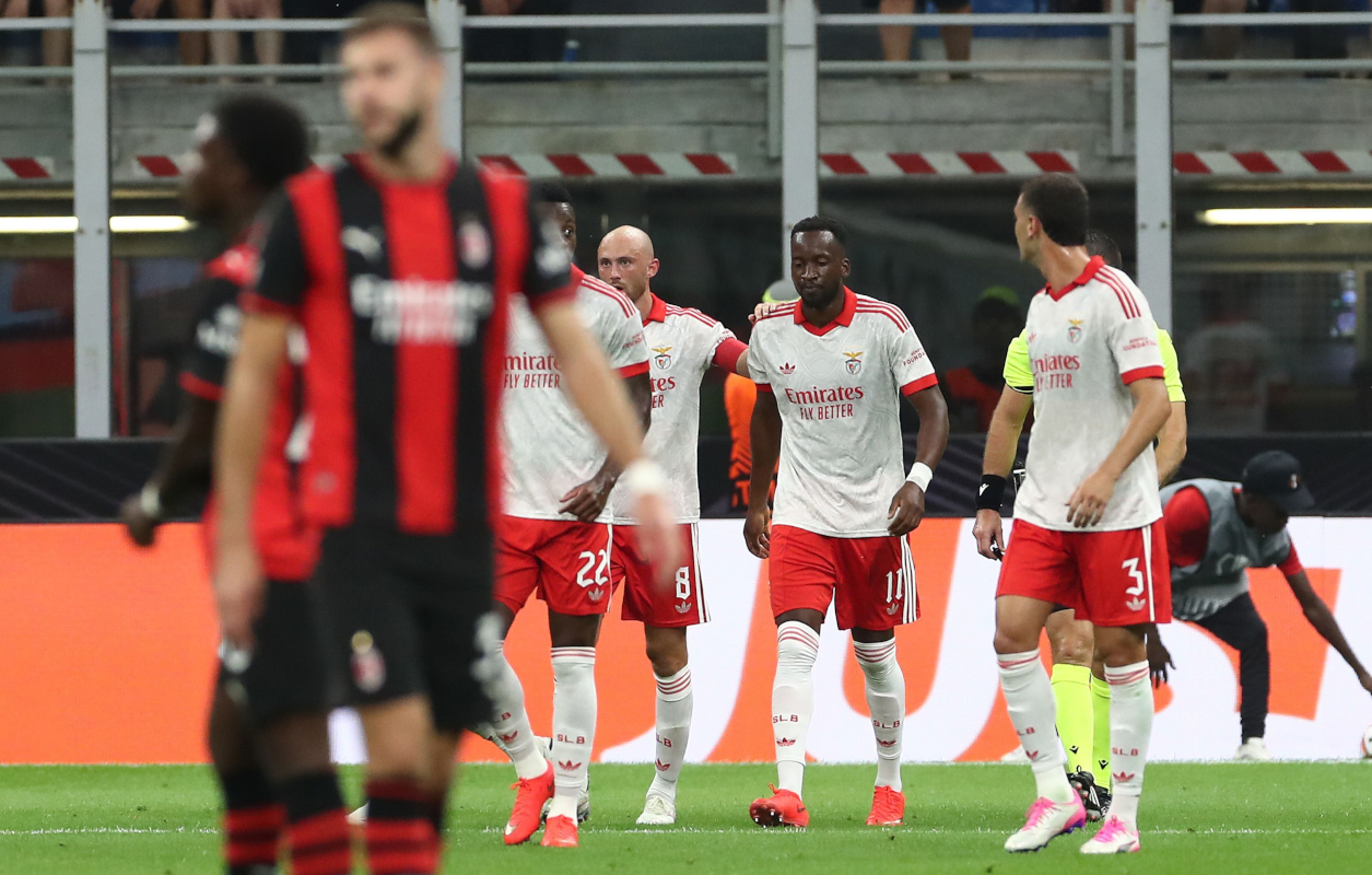 ITÁLIA - 16 DE SETEMBRO: Todi Lukebagio do SL Benfica comemora com seus companheiros depois de marcar o primeiro gol de sua equipe durante a partida MD1 da UEFA Europa League 2026/27 League Stage entre AC Milan e SL Benfica no Stadio San Siro em 16 de setembro de 2026 na Itália. (Foto de Marco Luzani/Getty Images)
