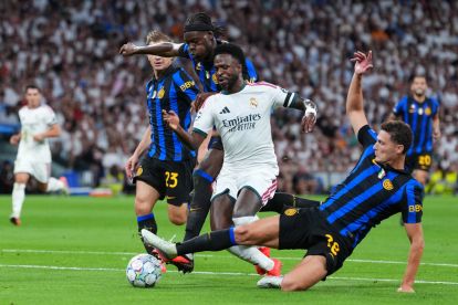 MADRID, SPAIN - SEPTEMBER 08: Vinicius Junior of Real Madrid is challenged by Yann Aurel Bisseck and Benjamin Pavard of Internazionale during the UEFA Champions League 2026/27 League Phase MD1 match between Real Madrid C.F. and FC Internazionale Milano at Estadio Santiago Bernabeu on September 08, 2026 in Madrid, Spain. (Photo by Angel Martinez/Getty Images)