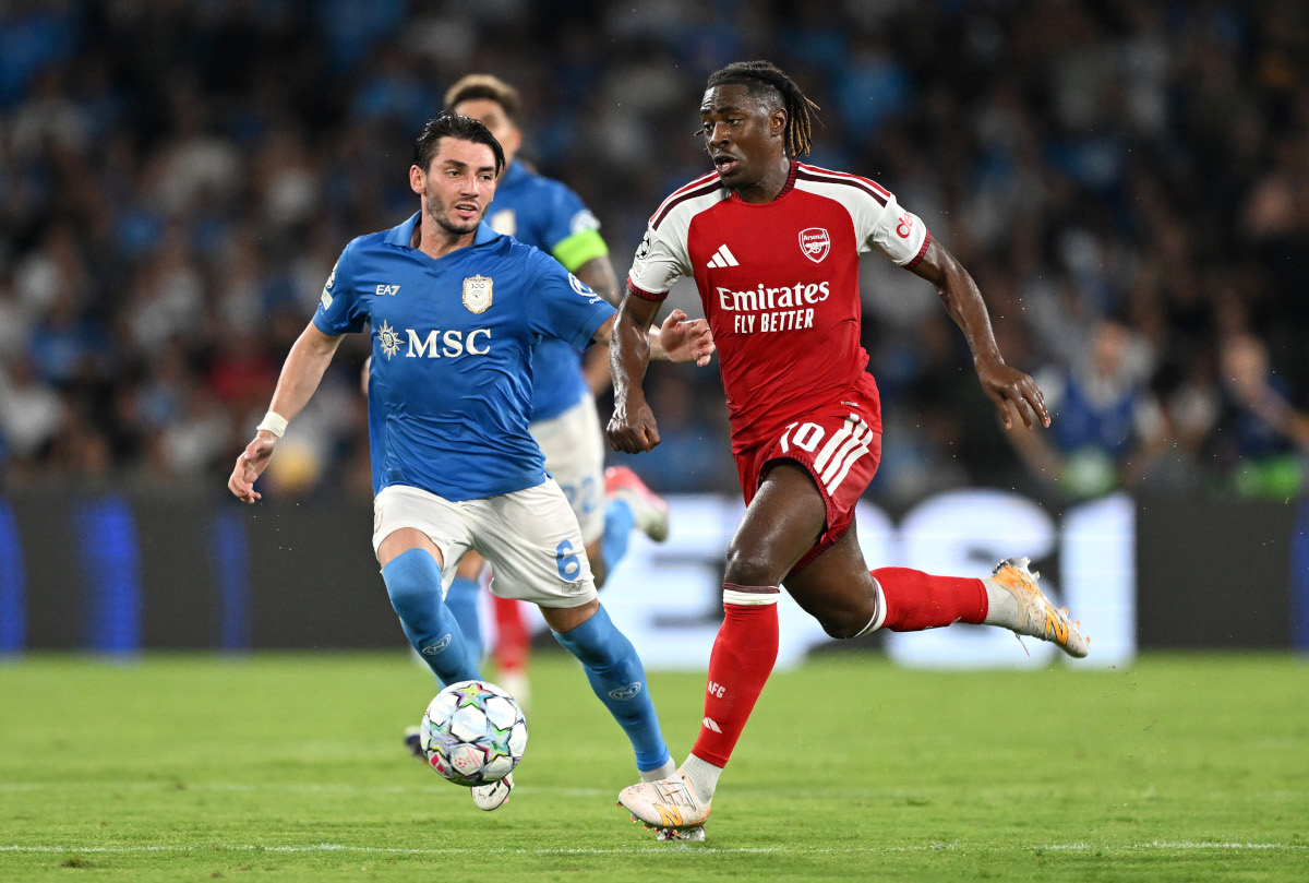 NÁPOLES, ITÁLIA - 09 DE SETEMBRO: Eberechi Eze, do Arsenal, corre com a bola sob pressão de Billy Gilmore, do SSC Napoli, durante a partida da Fase MD1 da Liga dos Campeões da UEFA 2026/27 entre SSC Napoli e Arsenal FC. (Foto: Francesco Pecoraro/Getty Images)