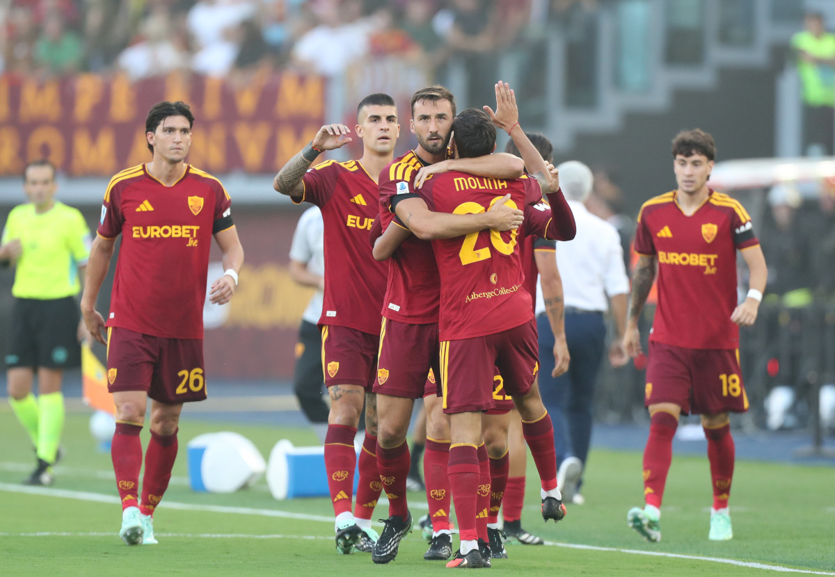 ROMA, ITÁLIA - 19 DE SETEMBRO: Brian Cristante e Nahuel Molina da AS Roma comemoram o primeiro gol de Manu Kone durante a partida da Série A entre AS Roma e FC Internazionale no Stadio Olimpico em 19 de setembro de 2026 em Roma, Itália. (Foto de Paolo Bruno/Getty Images)
