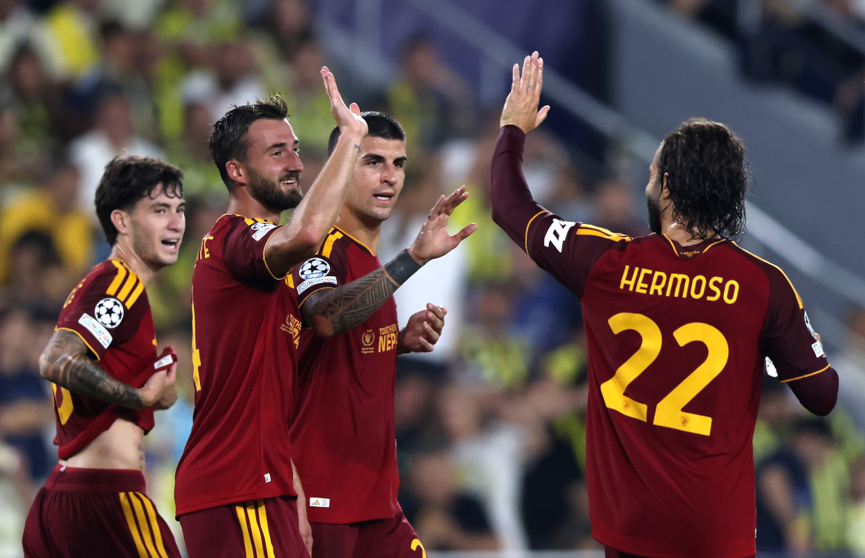 ISTAMBUL, TURQUIA - 10 DE SETEMBRO: Brian Christian, da AS Roma, comemora o primeiro gol de seu time com o companheiro Mario Hermoso durante a partida da Liga MD1 da UEFA Champions League 2026/27. 10 de outubro de 2026 em Istambul, Turquia. (Foto de Burak Kara/Getty Images)