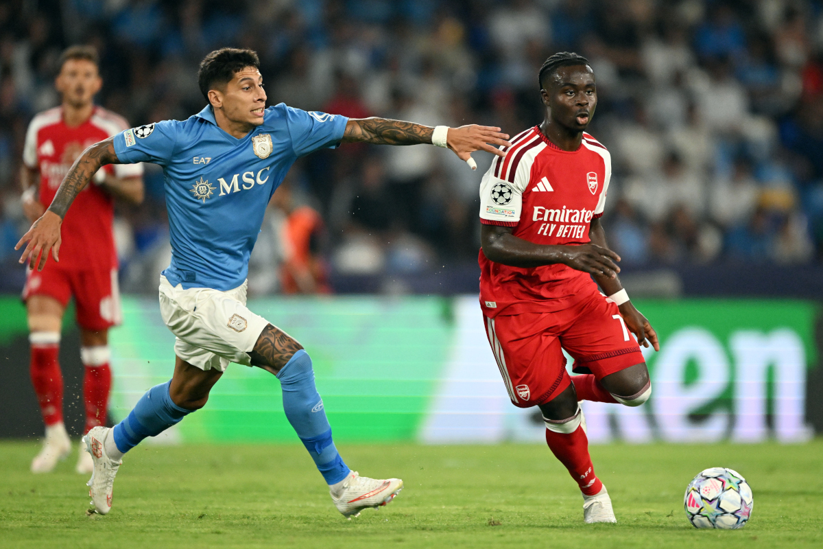 NÁPOLES, ITÁLIA - 09 DE SETEMBRO: Bugayo Saka, do Arsenal, corre para a bola sob pressão de Mathias Oliveira, do SSC Napoli, durante a partida MD1 da Liga dos Campeões da UEFA 2026/27 entre SSC Napoli e Arsenal FC, no Stadio Diego Armando FC, em setembro de 2020, em Maradona. (Foto: Francesco Pecoraro/Getty Images)