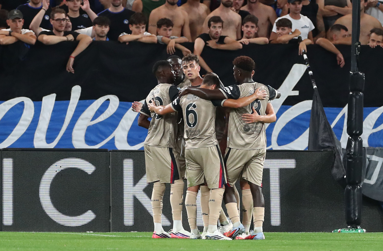 BERGAMO, ITÁLIA - 12 DE SETEMBRO: Daniel Maldini do Cagliari Calcio comemora com seus companheiros depois de marcar o segundo gol de seu time com um gol de pênalti durante a partida da Série A entre Atalanta PC e Parma Calcio no Stadio Atleti Azzurri d'Italia em 2 de setembro de 2012 na Itália. (Foto de Marco Luzzani/Getty Images)