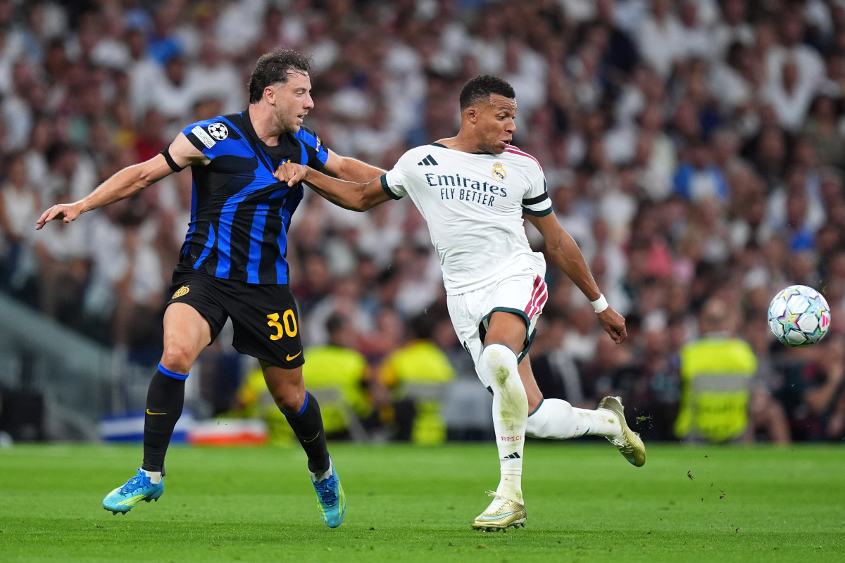 MADRID, ESPANHA - 08 DE SETEMBRO: Kylian Mbappe, do Real Madrid, controla a bola sob pressão de Carlos Augusto, do Real Madrid, durante a partida da Fase MD1 da Liga dos Campeões da UEFA 2026/27. em Madri, Espanha. (Foto de Angel Martinez/Getty Images)
