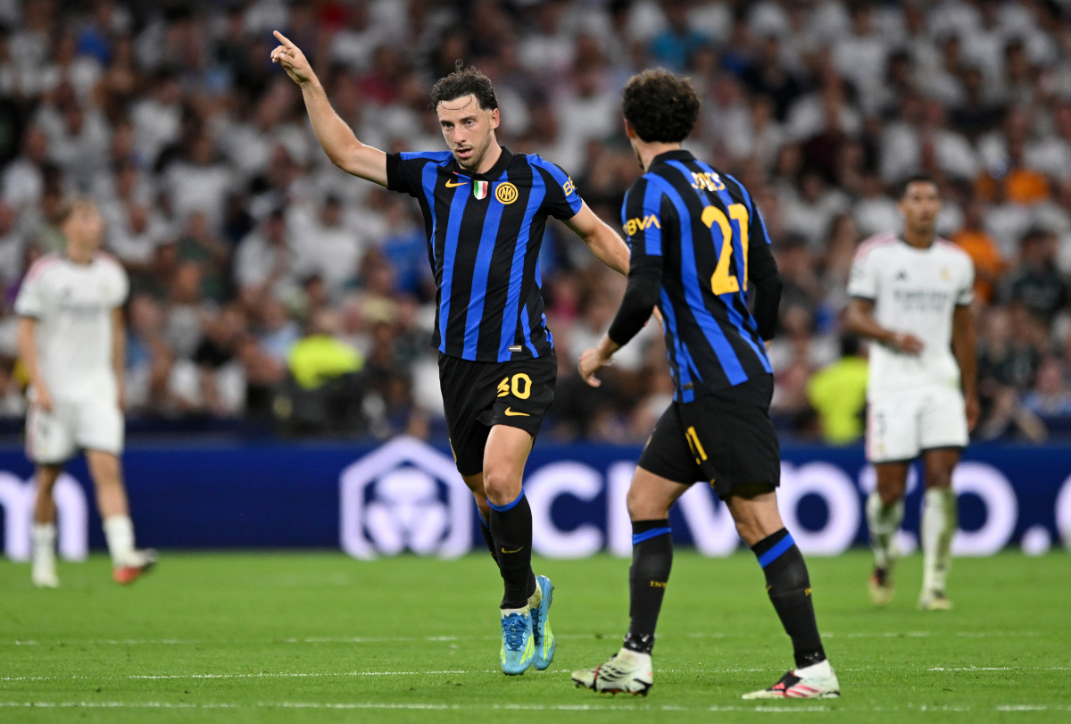MADRID, ESPANHA - 08 DE SETEMBRO: Carlos Augusto, do Internacional, comemora o primeiro gol de seu time durante a partida MD1 da Fase MD1 da UEFA Champions League 2026/27 entre Real Madrid CF e FC Internacional Milano, no Estádio Santiago Bernabé, em 20 de setembro de 2020, em Madrid, Espanha. Espanha. (Foto de Denise Doyle/Getty Images)