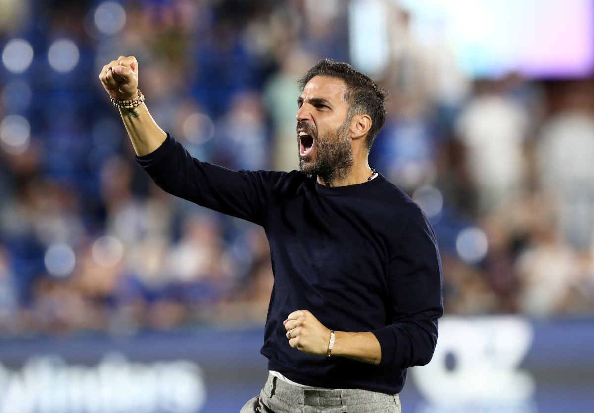COMO, ITÁLIA - 14 DE SETEMBRO: Cesc Fabregas, gerente do Como 1907, comemora a vitória após a partida da Série A entre Como 1907 e Parma Calcio no Estádio Giuseppe Sinaglia em 14 de setembro de 2026 em Como, Itália. (Foto de Marco Luzzani/Getty Images)