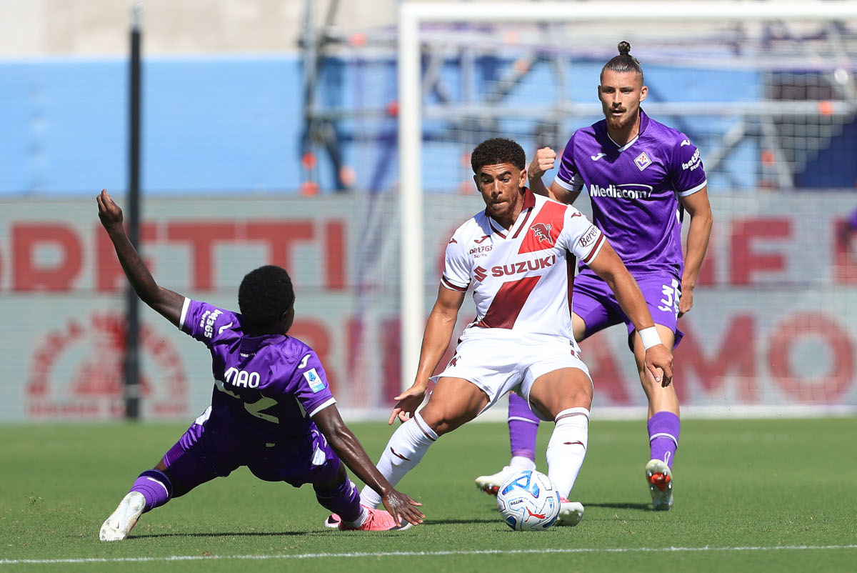 FLORENÇA, ITÁLIA - 5 DE SETEMBRO: Shay Adams do Torino FC em ação com Radu Dragusin e Crist Inao Olai da Fiorentina durante a partida da Série A entre ACF Fiorentina e Torino FC no Stadio Artemio Franchi em 5 de setembro de 2026 em Florença, Itália. (Foto de Gabriel Maltindi/Getty Images)