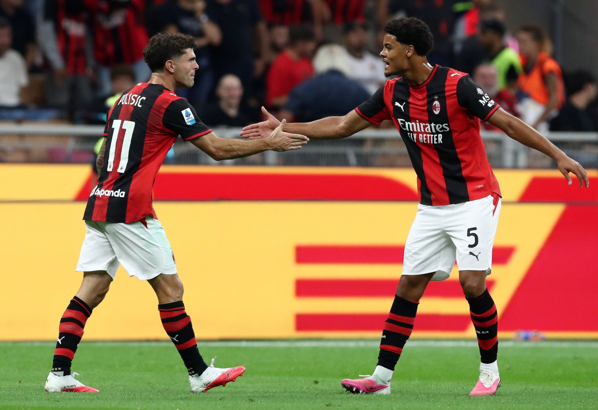 ITÁLIA - 20 DE SETEMBRO: Christian Pulisic, do AC Milan, comemora marcar o primeiro gol de seu time com a companheira de equipe Connie de Winter durante a partida da Série A entre AC Milan e US Lecce no Stadio Giuseppe Mesa em 20 de setembro de 2026 na Itália. (Foto de Marco Luzani/Getty Images)