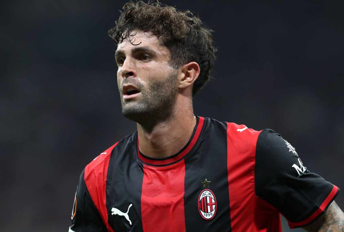 ITÁLIA - 16 DE SETEMBRO: Christian Pulisic do AC Milan observa durante a partida MT1 da UEFA Europa League 2026/27 League Stage entre AC Milan e SL Benfica no Stadio San Siro em 16 de setembro de 2026 na Itália. (Foto de Marco Luzani/Getty Images)