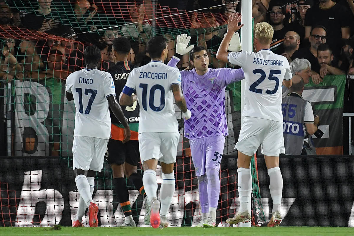 VENEZA, ITÁLIA - 19 DE SETEMBRO: Christos Mantas da SS Lazio durante a partida da Série A entre Venezia FC e SS Lazio no Stadio Pier Luigi Benzo em 19 de setembro de 2026 em Veneza, Itália. (Foto de Marco Rossi - SS Lazio/Getty Images)