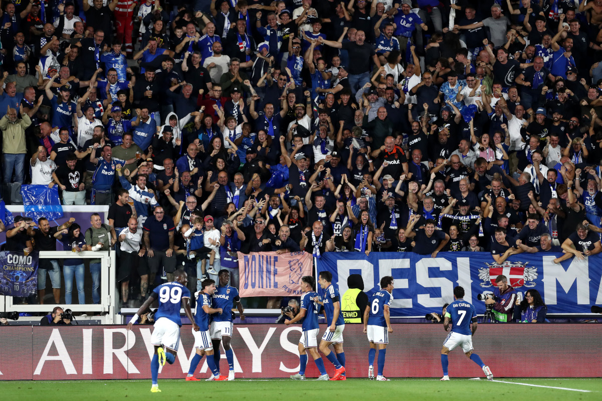COMO, ITÁLIA - 10 DE SETEMBRO: Martin Baturina do Como 1907 comemora marcar o primeiro gol de seu time com companheiros durante a partida da Fase MD1 da Liga dos Campeões da UEFA 2026/27 entre Como 1907 e RB Leipzig. Itália. (Foto de Marco Luzani/Getty Images)
