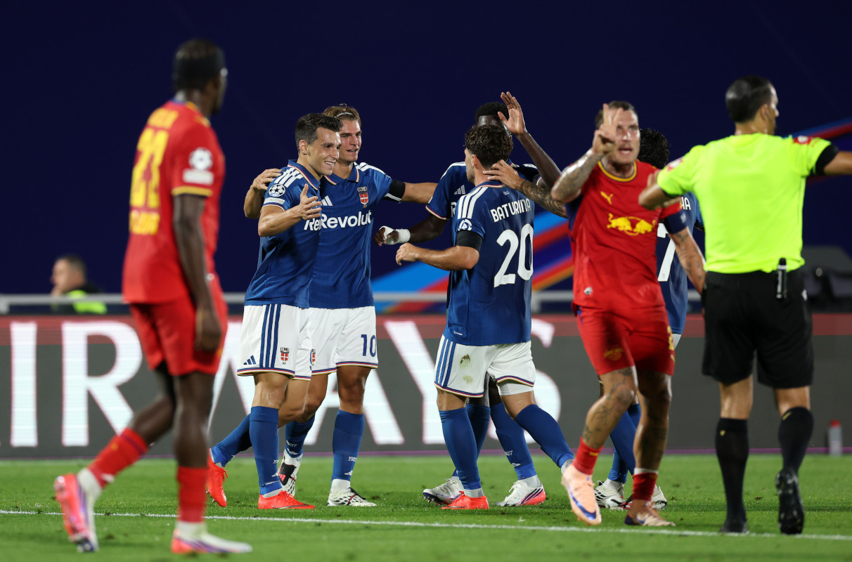 COMO, ITÁLIA - 10 DE SETEMBRO: Dasos Duvicas de Como 1907 comemora marcar o segundo gol de seu time com companheiros de equipe durante a partida MD1 da UEFA Champions League 2026/27 League Stage entre RB Leipzig e RB Leipzig no Stadion Stadium, Como, Itália, em 20 de setembro de 2020. Como, Itália. (Foto de Cláudio Villa/Getty Images)