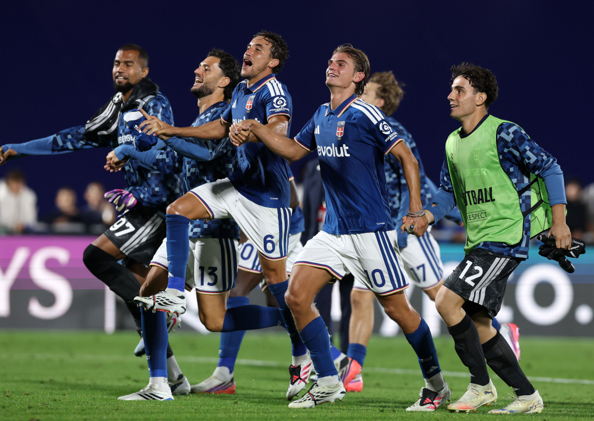 COMO, ITÁLIA - 10 DE SETEMBRO: Nico Paz de Como 1907 comemora com companheiros de equipe após a partida da Fase MT1 da UEFA Champions League 2026/27 entre Como 1907 e RB Leipzig no Estádio Giuseppe Sinaglia em 10 de setembro de 2026 em Como 2026. (Foto de Claudio Villa / Getty Images)
