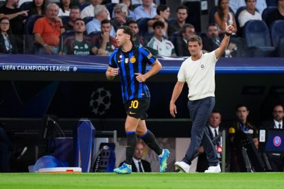 MADRID, SPAIN - SEPTEMBER 08: Cristian Chivu, Manager of Internazionale, gestures to Carlos Augusto during the UEFA Champions League 2026/27 League Phase MD1 match between Real Madrid C.F. and FC Internazionale Milano at Estadio Santiago Bernabeu on September 08, 2026 in Madrid, Spain. (Photo by Angel Martinez/Getty Images)