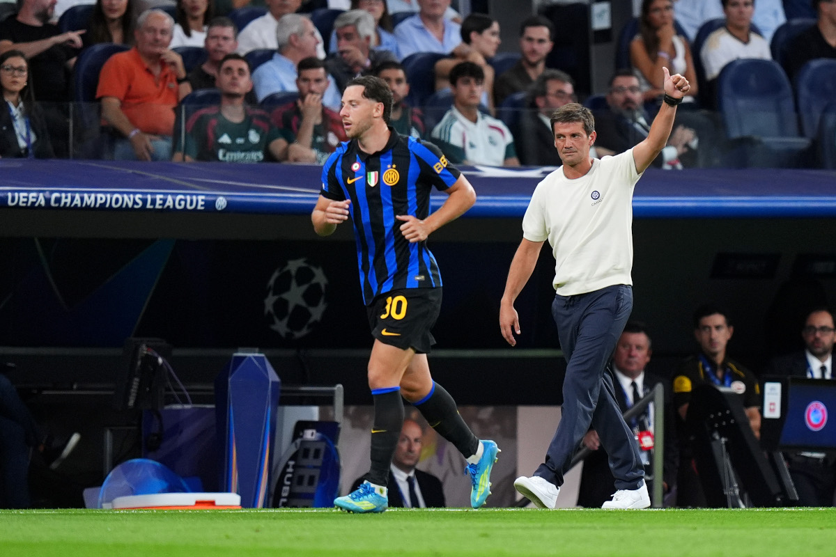 MADRID, ESPANHA - 08 DE SETEMBRO: O técnico da Internazionale, Cristian Chivu, gesticula para Carlos Augusto durante a partida MD1 da UEFA Champions League 2026/27 League Stage entre Real Madrid CF e FC Internazionale Milano no Estadio P60 Santiago em 2 de setembro de 2010. Espanha. (Foto de Angel Martinez/Getty Images)