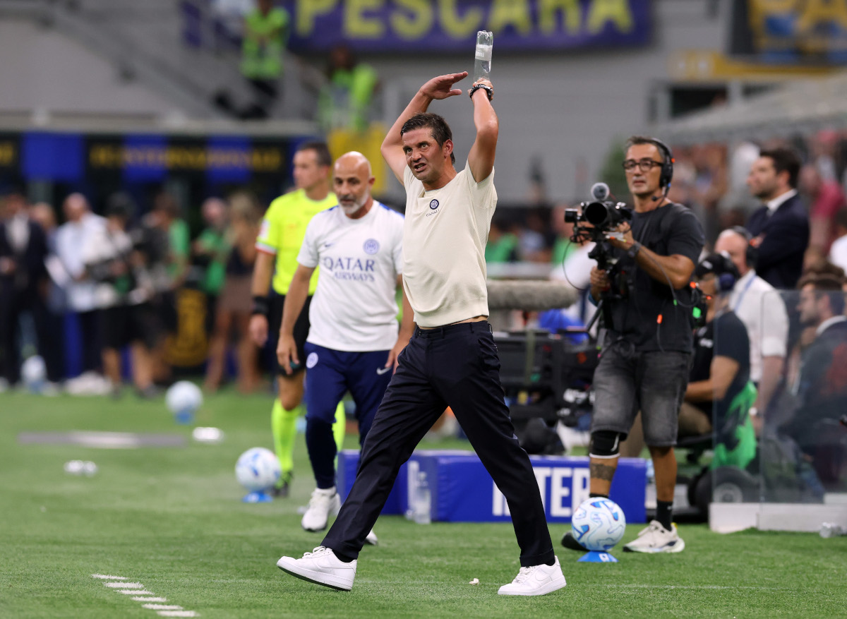 MILAN, ITALY - SEPTEMBER 05: Cristian Chivu, Manager of Internazionale, gestures during the Serie A match between FC Internazionale and SSC Napoli at Stadio Giuseppe Meazza on September 05, 2026 in Milan, Italy. (Photo by Claudio Villa/Getty Images)