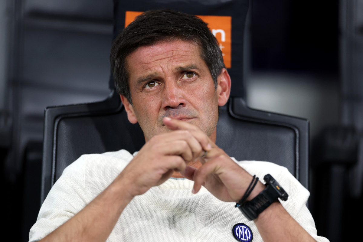 MILÃO, ITÁLIA - 14 DE SETEMBRO: O técnico Christian Sivu do FC Internazionale observa durante a partida da Série A entre FC Internazionale e Udinese Calcio no Stadio Giuseppe Mezza em 14 de setembro de 2026 em Milão, Itália. (Foto de Cláudio Villa/Getty Images)