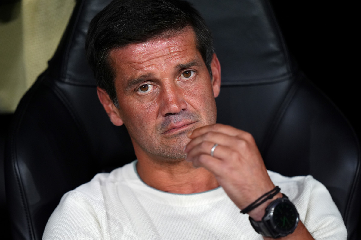 MADRID, ESPANHA - 08 DE SETEMBRO: O técnico do Internacional, Christian Chiu, assiste à partida da Fase MD1 da Liga dos Campeões da UEFA 2026/27 entre Real Madrid CF e FC Internazionale Milano, no Santiago Bernabeu, em 20 de setembro de 2008, na Espanha. (Foto de Angel Martinez/Getty Images)