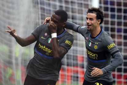 MILAN, ITALY - SEPTEMBER 14: Ange-Yoan Bonny of FC Internazionale Milano celebrates scoring his team’s fifth goal with teammate Curtis Jones during the Serie A match between FC Internazionale and Udinese Calcio at Stadio Giuseppe Meazza on September 14, 2026 in Milan, Italy. (Photo by Claudio Villa/Getty Images)