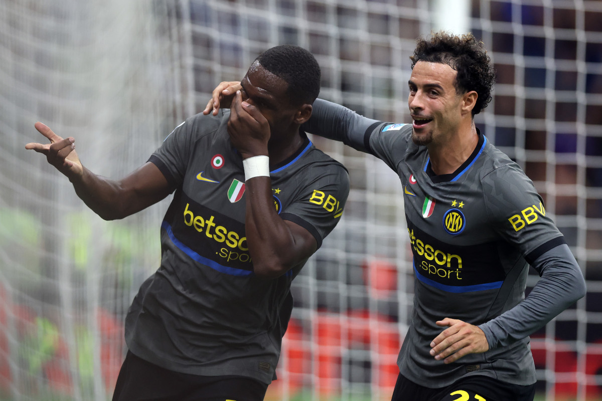 MILÃO, ITÁLIA - 14 DE SETEMBRO: Ange-Yon Boni do FC Internazionale Milano comemora marcar o quinto gol de seu time com o companheiro Curtis Jones durante a partida da Série A entre FC Internazionale e Udinese Calcio no Stadio Giuseppe Mezza em 2 de setembro de 2018 na Itália. (Foto de Cláudio Villa/Getty Images)