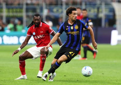 MILAN, ITALY - SEPTEMBER 05: Curtis Jones of Internazionale controls the ball under pressure from Andre-Frank Zambo Anguissa of Napoli during the Serie A match between FC Internazionale and SSC Napoli at Stadio Giuseppe Meazza on September 05, 2026 in Milan, Italy. (Photo by Marco Luzzani/Getty Images)