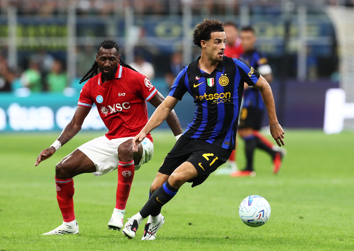 MILAN, ITALY - SEPTEMBER 05: Curtis Jones of Internazionale controls the ball under pressure from Andre-Frank Zambo Anguissa of Napoli during the Serie A match between FC Internazionale and SSC Napoli at Stadio Giuseppe Meazza on September 05, 2026 in Milan, Italy. (Photo by Marco Luzzani/Getty Images)