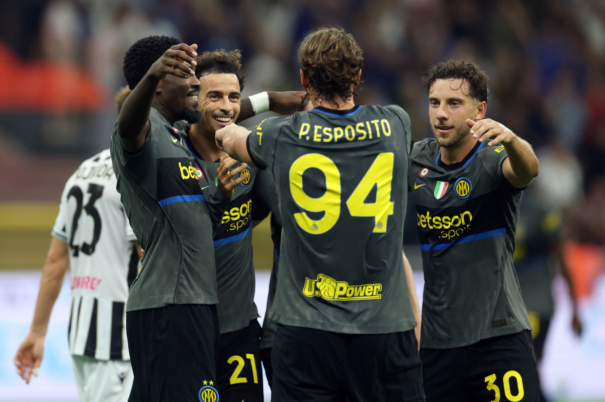 MILÃO, ITÁLIA - 14 DE SETEMBRO: Francesco Pio Esposito do FC Internazionale Milano comemora marcar o quarto gol de seu time com os companheiros Marcus Durham, Curtis Jones e Carlos Augusto durante a partida da Série A entre FC Internazionale e Udinese Calcios no Stadio 40 em 2 de setembro de 2018. Milão, Itália. (Foto de Cláudio Villa/Getty Images)