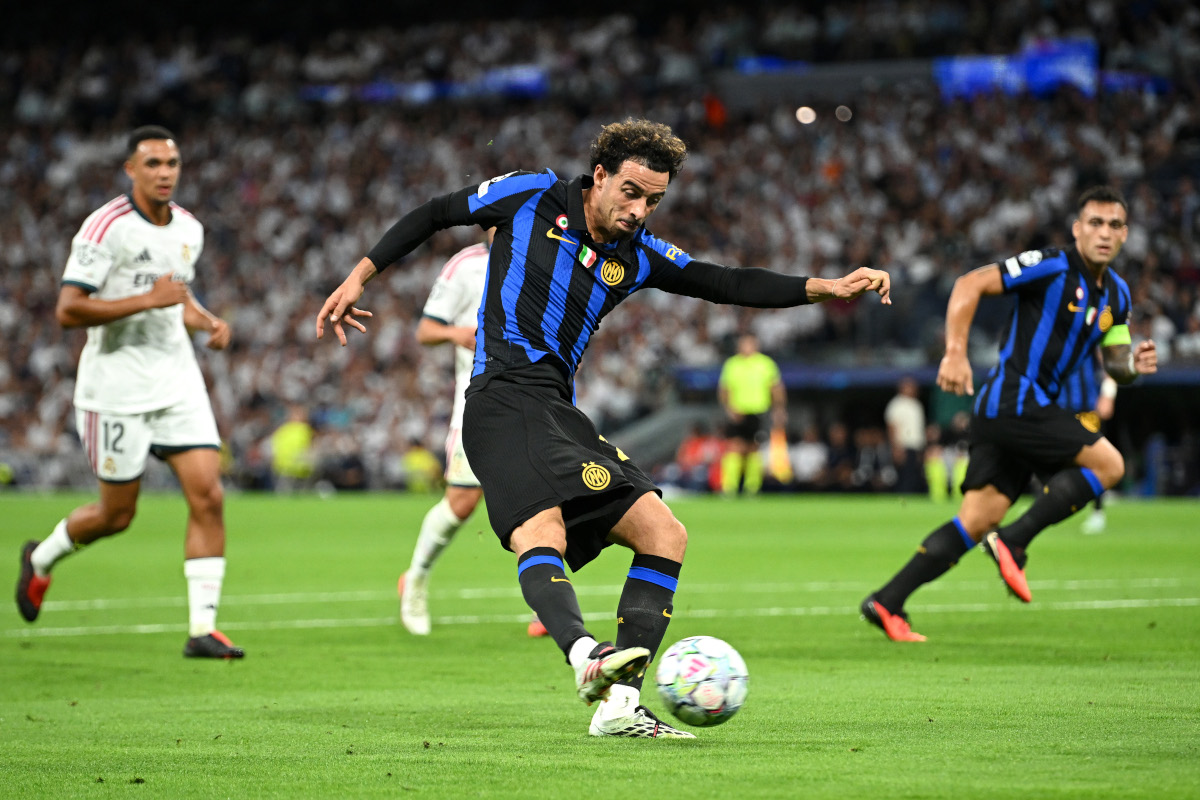 MADRID, ESPANHA - 08 DE SETEMBRO: Curtis Jones, da Internazionale, dá um chute durante a partida MD1 da UEFA Champions League 2026/27 League Stage entre Real Madrid CF e FC Internazionale Milano no Estádio Santiago Bernabeu em 20 de setembro de 28. (Foto de Denise Doyle / Getty Images)