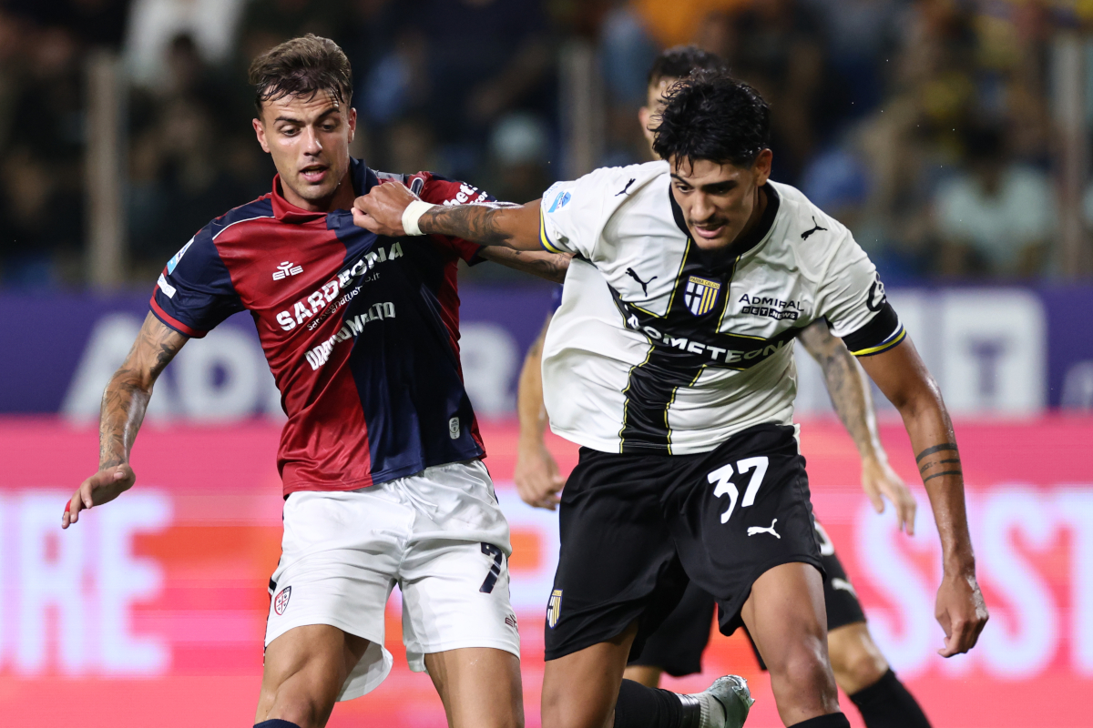 PARMA, ITÁLIA - 22 DE AGOSTO: Daniel Maldini, do Cagliari Calcio, recebe a bola com Mariano Emir Troilo, do Parma Calcio, durante a partida da Série A entre Parma Calcio e Cagliari Calcio no Stadio Ennio Tartini em 22 de agosto de 2013 na Itália. (Foto de Luca Amedeo Bizzarri/Getty Images)