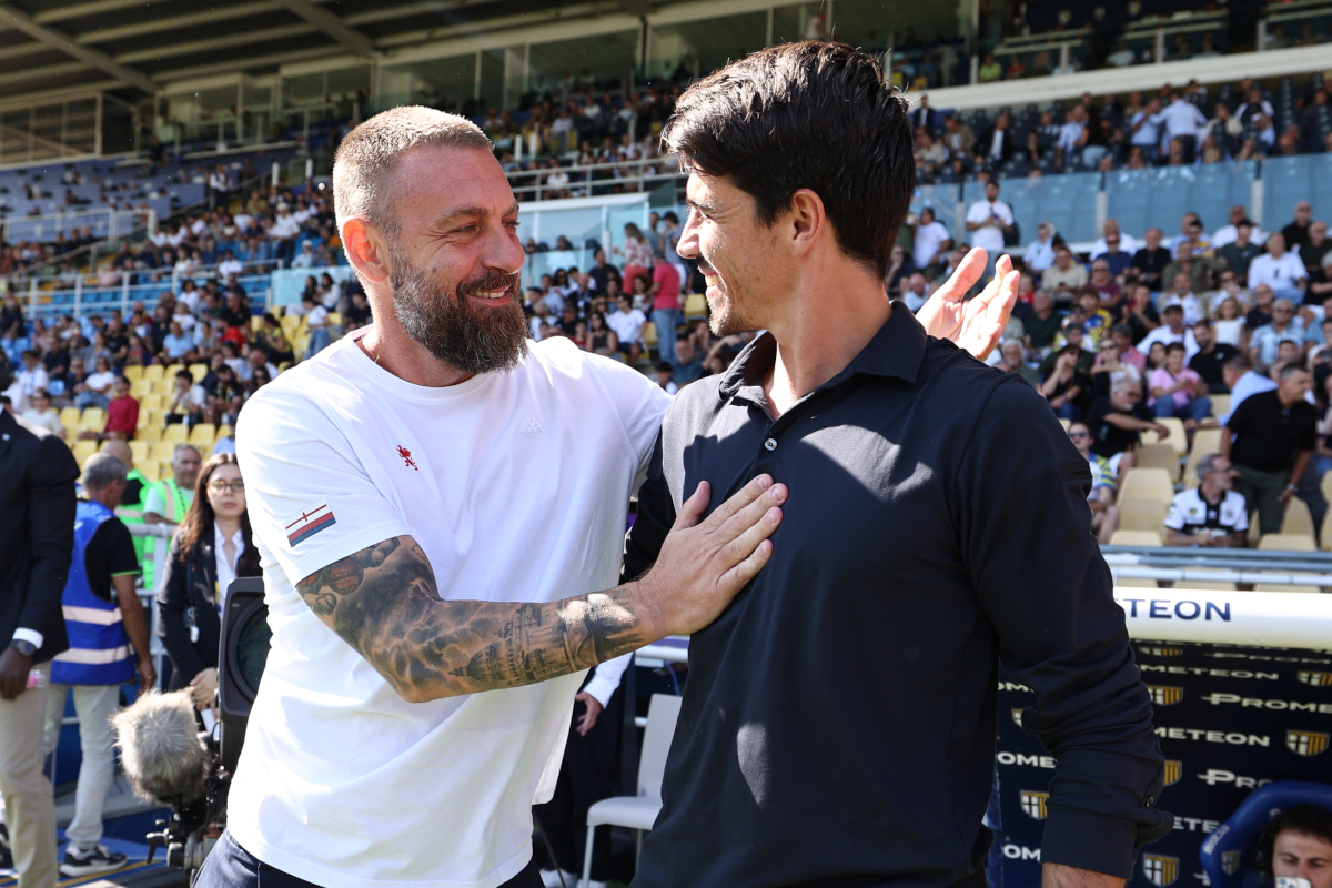 PARMA, ITALY - SEPTEMBER 20: (L-R) Daniele De Rossi head coach of Genoa CFC and Carlos Cuesta head coach of Parma Calcio 1913 during the Serie A match between Parma Calcio and Genoa CFC at Stadio Ennio Tardini on September 20, 2026 in Parma, Italy. (Photo by Luca Amedeo Bizzarri/Getty Images)