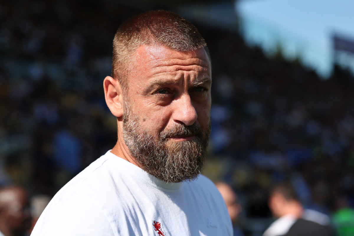PARMA, ITÁLIA - 20 DE SETEMBRO: Treinador principal do Genoa CFC Daniele De Rossi durante a partida da Série A entre Parma Calcio e Genoa CFC no Stadio Ennio Tartini em 20 de setembro de 2026 em Parma, Itália. (Foto de Luca Amedeo Bizzarri/Getty Images)