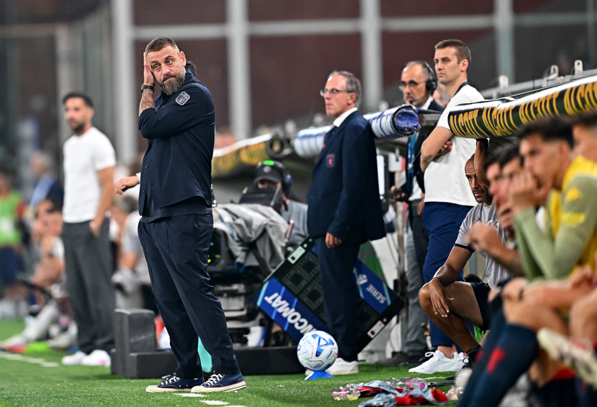 GENOA, ITALY - SEPTEMBER 04: Daniele De Rossi, Manager of Genoa, reacts during the Serie A match between Genoa CFC and Como 1907 at Stadio Luigi Ferraris on September 04, 2026 in Genoa, Italy. (Photo by Simone Arveda/Getty Images)