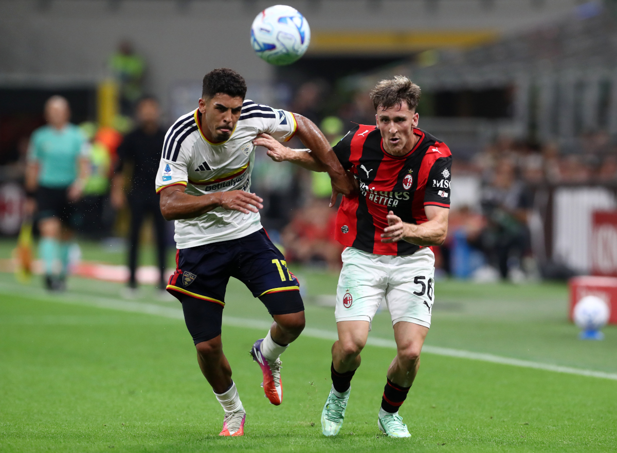 ITALY - SEPTEMBER 20: Danilo Veiga of U.S. Lecce battles for the ball with Alexis Saelemaekers of AC Milan during the Serie A match between AC Milan and US Lecce at Stadio Giuseppe Meazza on September 20, 2026 in Italy. (Photo by Marco Luzzani/Getty Images)