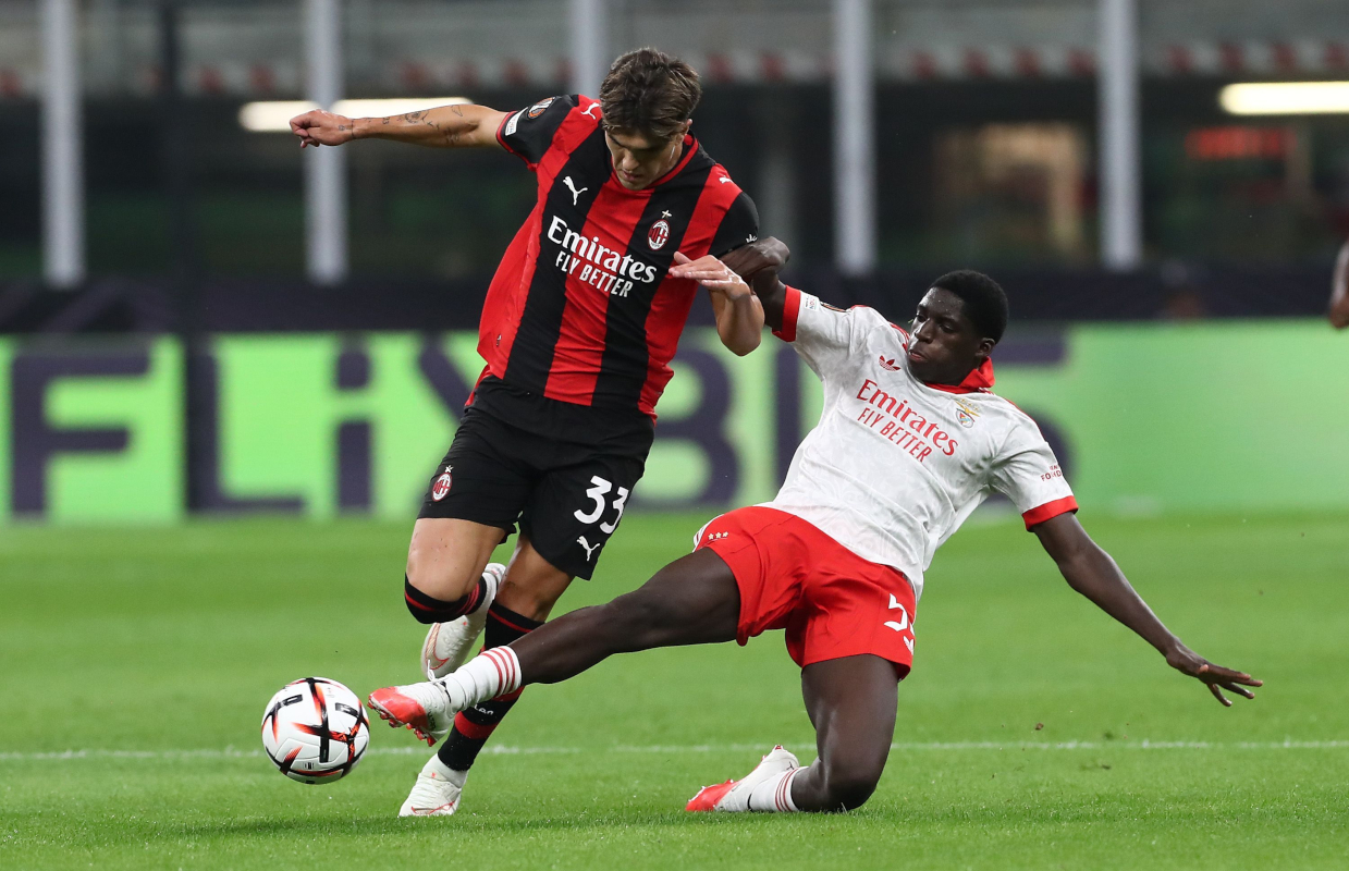 ITÁLIA - 16 DE SETEMBRO: Daniel Panjaki do AC Milan joga bola com Daniel Panjaki do SL Benfica durante a partida da Fase MT1 da UEFA Europa League 2026/27 entre AC Milan e SL Benfica no Stadio San Siro em 16 de setembro de 2026. (Foto de Marco Luzani/Getty Images)