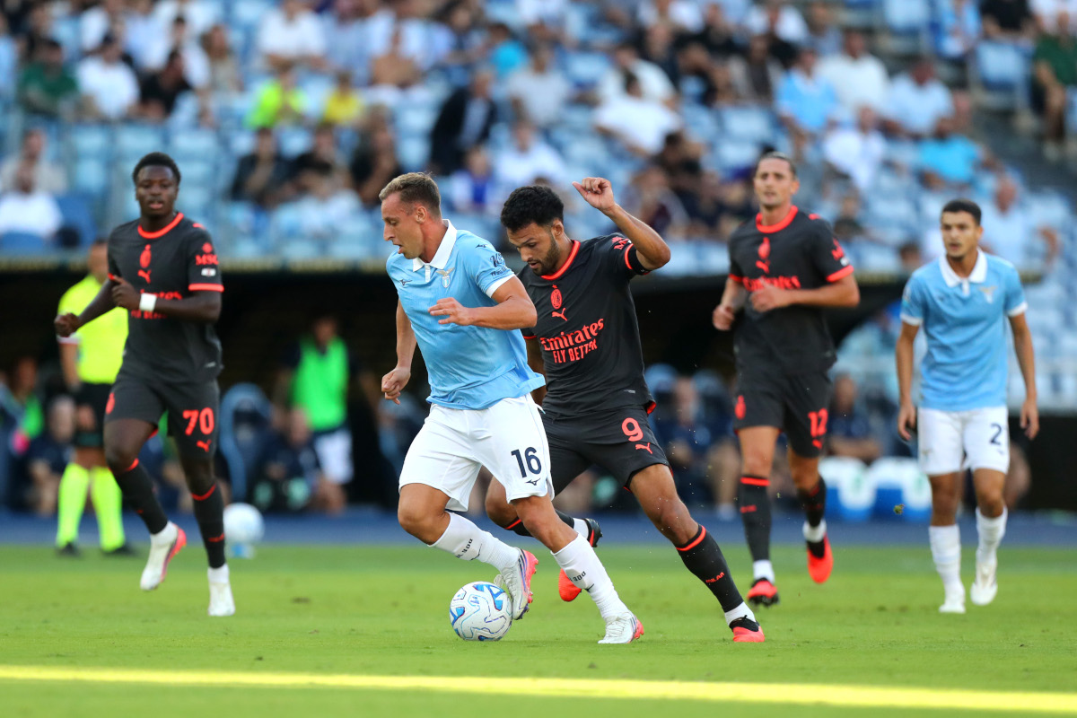 ROME, ITALY - SEPTEMBER 12: Davide Frattesi of SS Lazio competes for the ball with Goncalo Ramos of AC Milan during the Serie A match between SS Lazio and AC Milan at Stadio Olimpico on September 12, 2026 in Rome, Italy. (Photo by Paolo Bruno/Getty Images)