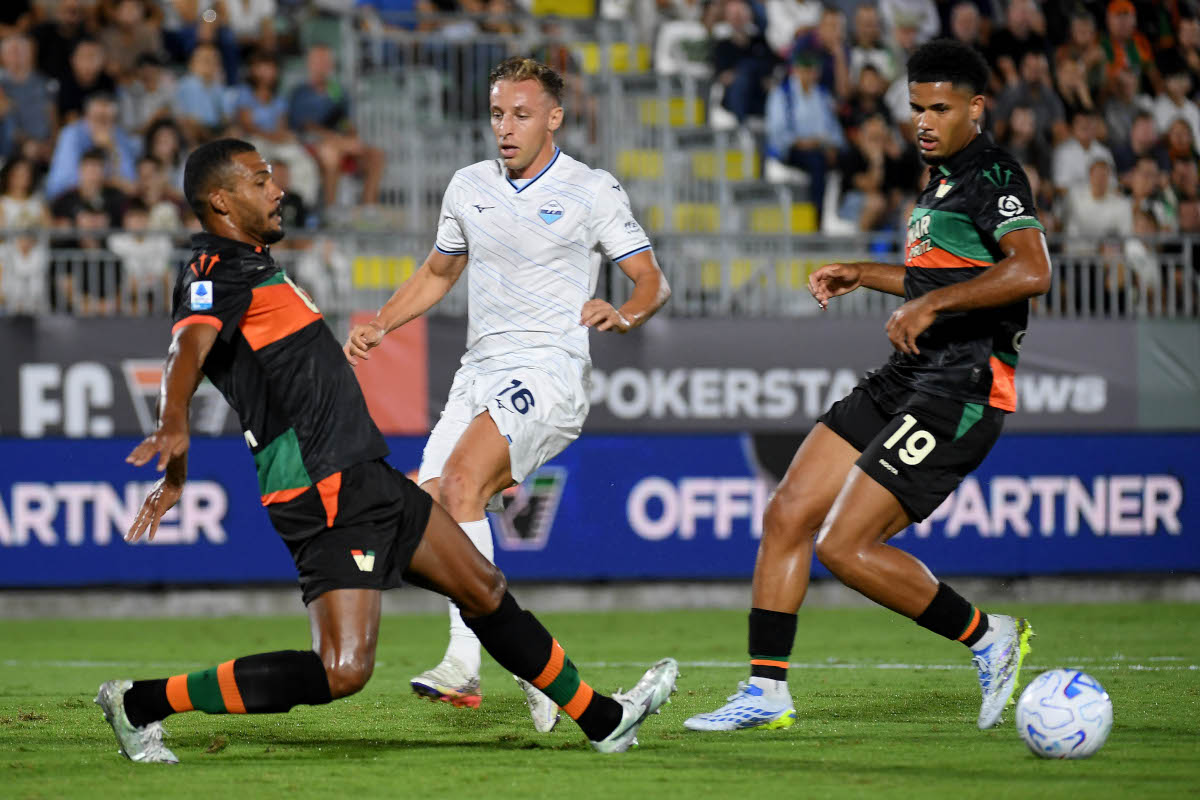 VENEZA, ITÁLIA - 19 DE SETEMBRO: David Fratessi da SS Lazio joga a bola com Juan Jesus do Venezia FC durante a partida da Série A entre Venezia FC e SS Lazio no Stadio Pier Luigi Benzo em 19 de setembro de 2026 em Veneza, Itália. (Foto de Marco Rossi - SS Lazio/Getty Images)