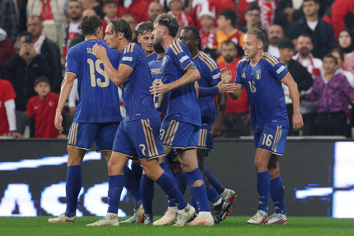 BURSA, TURQUIA - 28 DE SETEMBRO: David Fratessi, da Itália, comemora o segundo gol de seu time com seus companheiros durante a partida da fase de grupos da Liga das Nações 2026/27 da UEFA entre Turquia e Itália, no Estádio Atatürk Spor Complex Modli, em 2 de setembro de 2020. (Foto de Ahmed Mora / Getty Images)