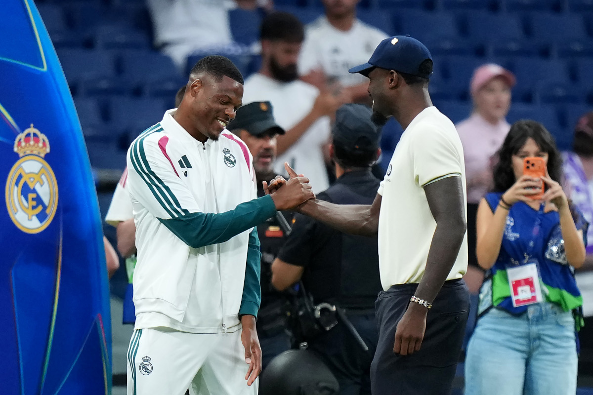 MADRID, ESPANHA - 08 DE SETEMBRO: Denzel Dumfries do Real Madrid conversa com o jogador internacional Denzel Dumfries antes da partida da fase MD1 da Liga dos Campeões da UEFA 2026/27 entre Real Madrid CF e FC Internazionale Milano em 2 de setembro, Santiago B60 no Estadio80, Madrid2. Espanha. (Foto de Angel Martinez/Getty Images)