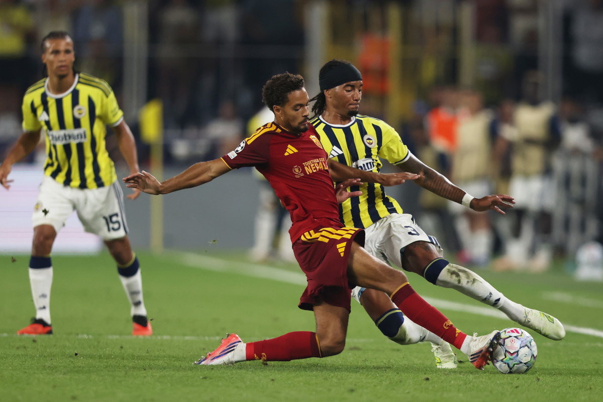 ISTAMBUL, TURQUIA - 10 DE SETEMBRO: Archie Brown, do Fenerbahçe, desafia Devin Wrench, da AS Roma, durante a partida da Fase MD1 da Liga dos Campeões da UEFA 2026/27 entre Fenerbahce SK e AS Roma em 2 de setembro, Sproorbas 60 Sproorbas Screw 60 Sprokoglugruk. em Istambul, Turquia. (Foto de Burak Kara/Getty Images)