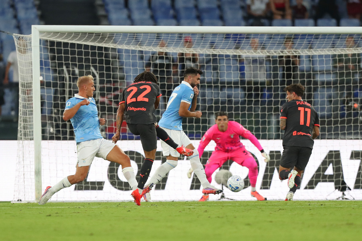 ROMA, ITÁLIA - 12 DE SETEMBRO: Diego Moreira do AC Milan marca o segundo gol do time durante a partida da Série A entre SS Lazio e AC Milan no Stadio Olimpico em 12 de setembro de 2026 em Roma, Itália. (Foto de Paolo Bruno/Getty Images)