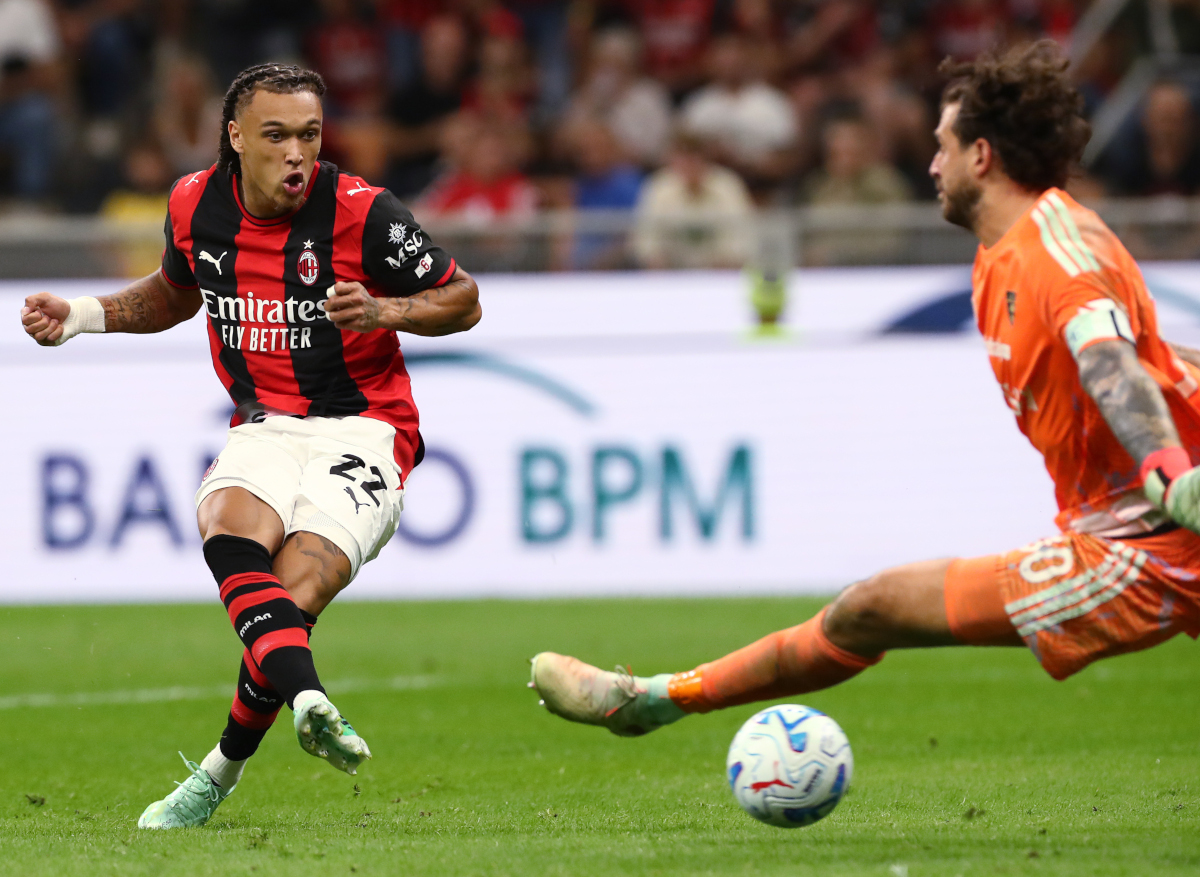 ITÁLIA - 20 DE SETEMBRO: Diego Moreira do AC Milan marca o terceiro gol de seu time durante a partida da Série A entre AC Milan e US Lecce no Stadio Giuseppe Meazza em 20 de setembro de 2026 na Itália. (Foto de Marco Luzani/Getty Images)