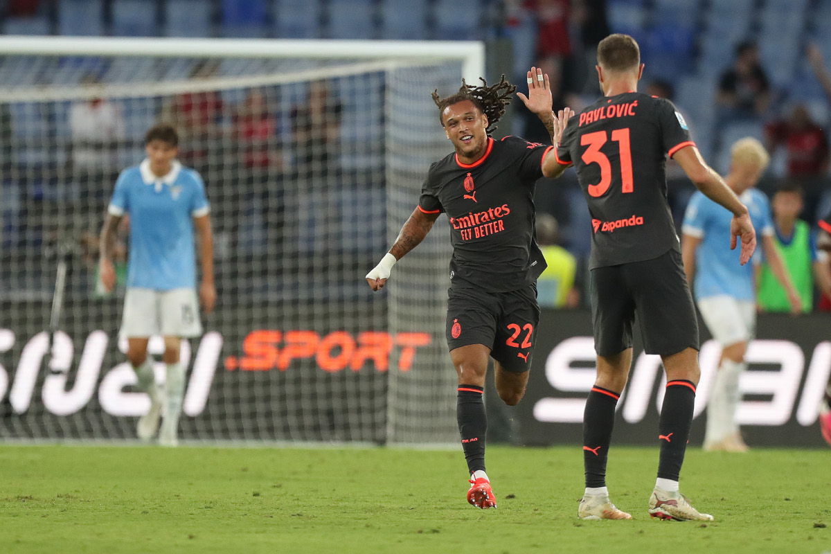 ROMA, ITÁLIA - 12 DE SETEMBRO: Diego Moreira do AC Milan comemora marcar o primeiro gol do time durante a partida da Série A entre SS Lazio e AC Milan no Stadio Olimpico em 12 de setembro de 2026 em Roma, Itália. (Foto de Paolo Bruno/Getty Images)