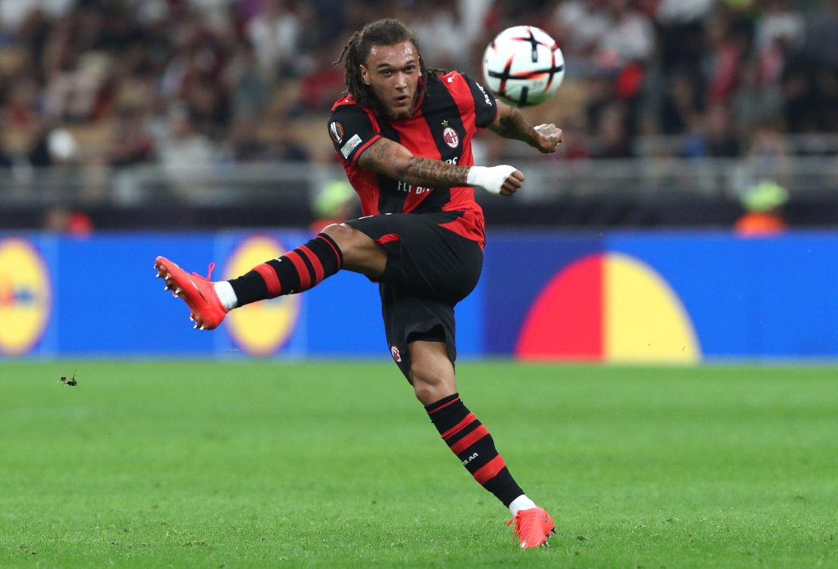 ITÁLIA - 16 DE SETEMBRO: Diego Moreira do AC Milan joga durante a partida MT1 da UEFA Europa League 2026/27 League Stage entre AC Milan e SL Benfica no Stadio San Siro em 16 de setembro de 2026 na Itália. (Foto de Marco Luzani/Getty Images)